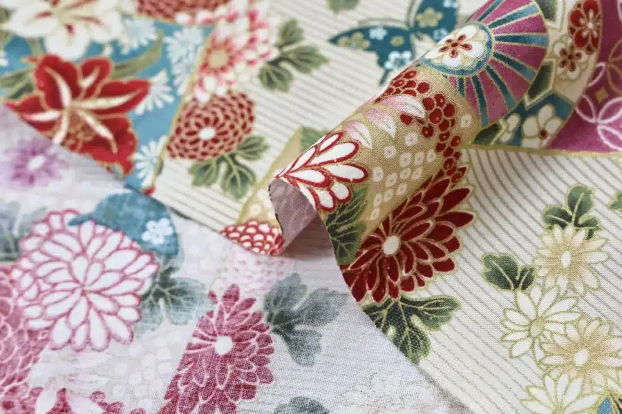 Tissu Japonais lys et papillons fond beige, détail du pli et de la lisière