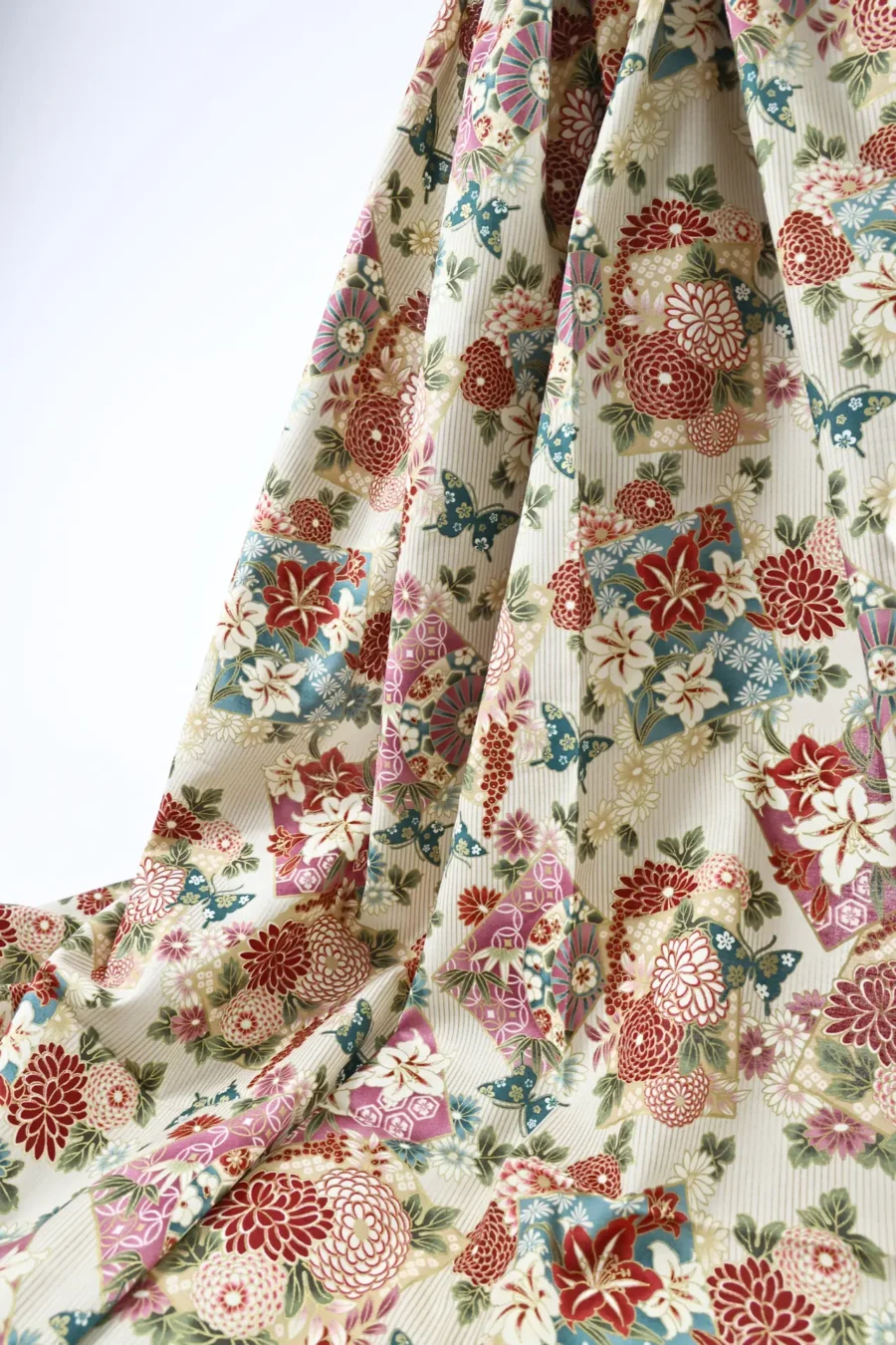Tissu Japonais lys et papillons fond beige, drapé suspendu