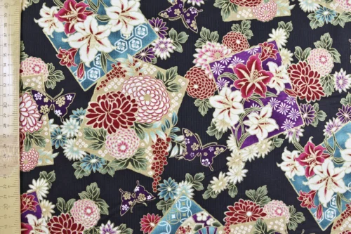 Tissu Japonais lys et papillons fond noir, vue à plat avec la règle