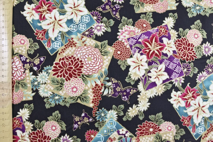 Tissu Japonais lys et papillons fond noir, vue à plat avec la règle