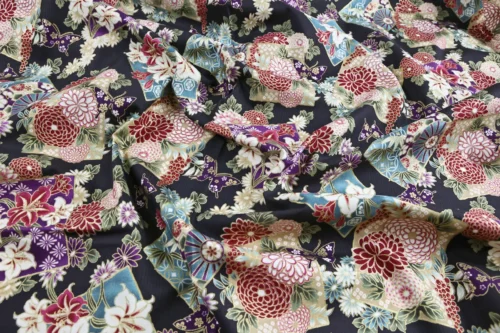 Tissu Japonais lys et papillons fond noir, drapé à plat