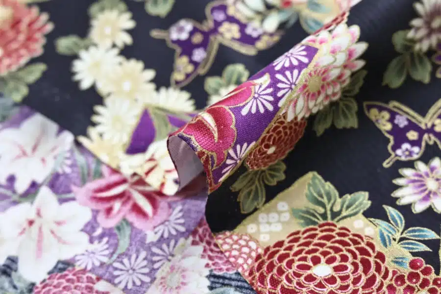Tissu Japonais lys et papillons fond noir, détail du pli et de la lisière