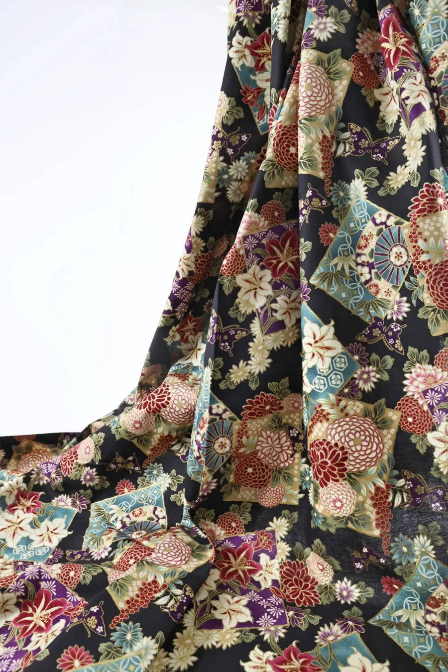 Tissu Japonais lys et papillons fond noir, drapé suspendu
