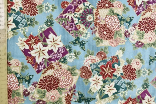 Tissu Japonais lys et papillons fond bleu clair, vue à plat avec la règle