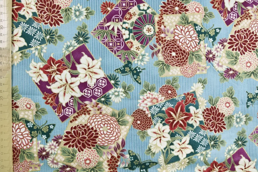 Tissu Japonais lys et papillons fond bleu clair, vue à plat avec la règle