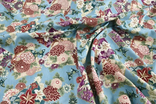 Tissu Japonais lys et papillons fond bleu clair, drapé à plat