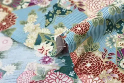Tissu Japonais lys et papillons fond bleu clair, détail du pli et de la lisière
