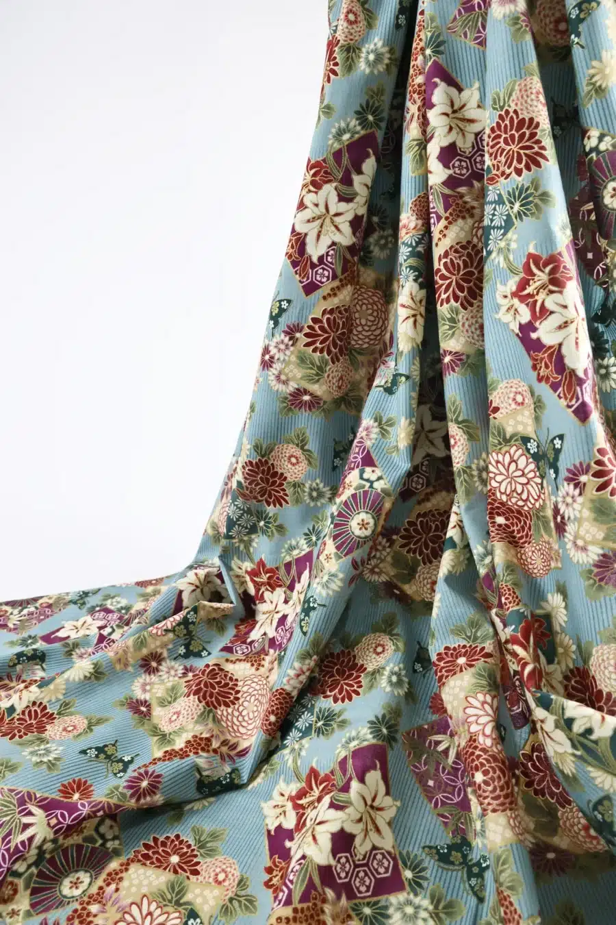 Tissu Japonais lys et papillons fond bleu clair, drapé suspendu