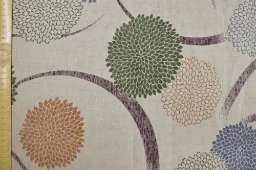 Tissu Japonais chrysanthèmes pompons fond beige, vue à plat avec la règle