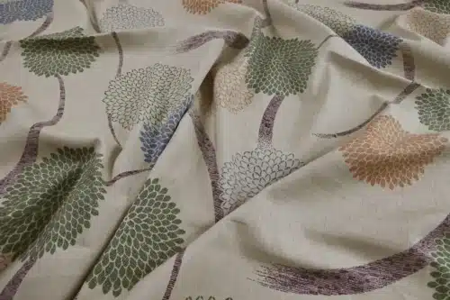 Tissu Japonais chrysanthèmes pompons fond beige, drapé à plat
