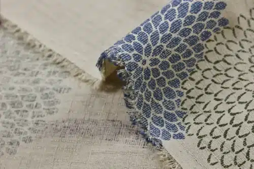 Tissu Japonais chrysanthèmes pompons fond beige, détail du pli et de la lisière