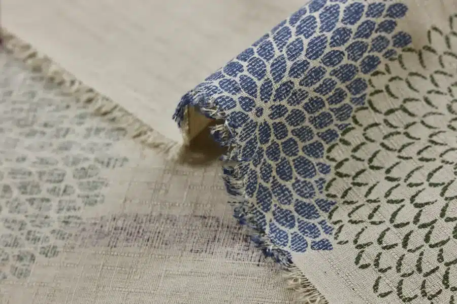 Tissu Japonais chrysanthèmes pompons fond beige, détail du pli et de la lisière