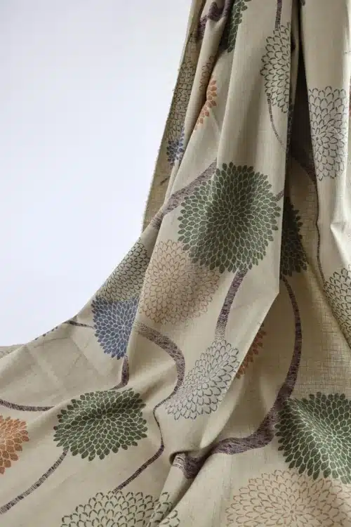 Tissu Japonais chrysanthèmes pompons fond beige, drapé suspendu