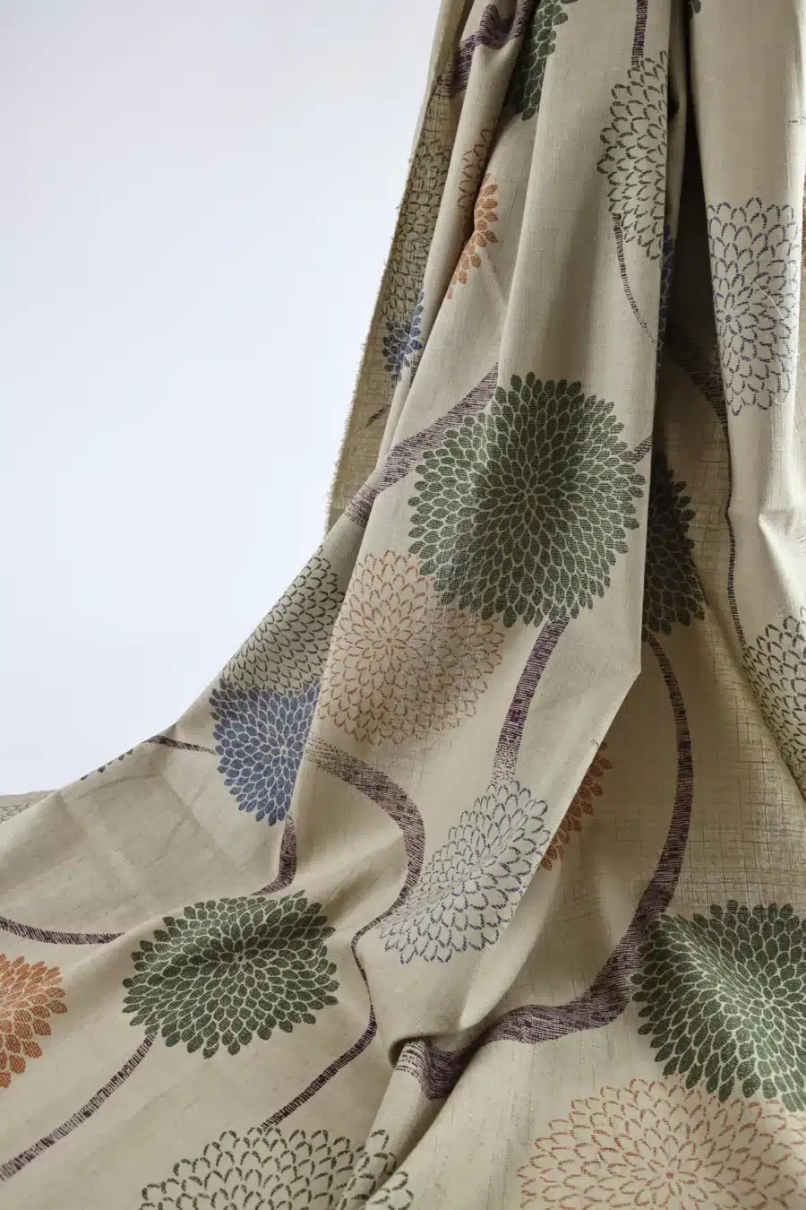 Tissu Japonais chrysanthèmes pompons fond beige, drapé suspendu