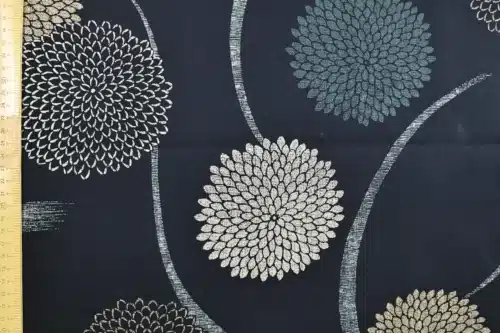 Tissu Japonais chrysanthèmes pompons fond bleu marine, vue à plat avec la règle