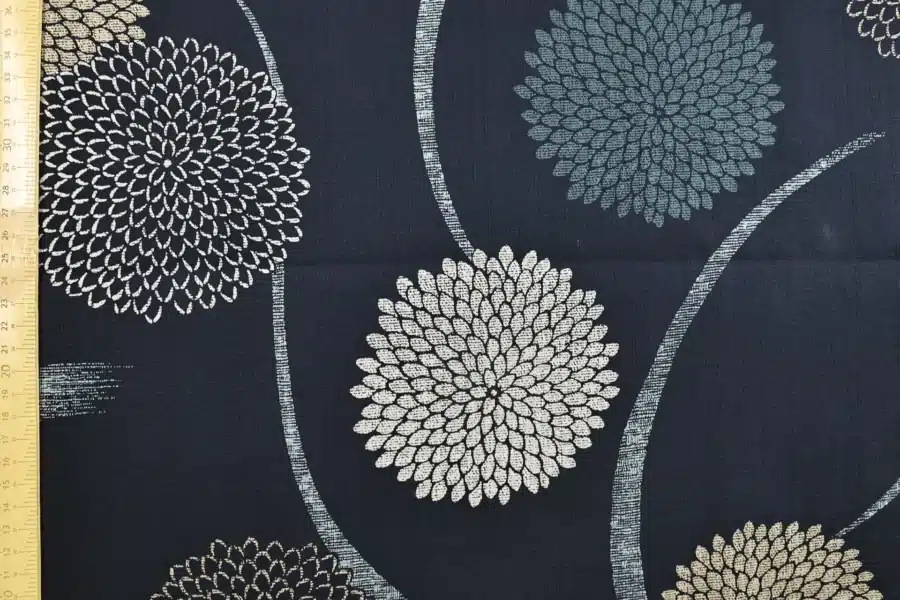 Tissu Japonais chrysanthèmes pompons fond bleu marine, vue à plat avec la règle