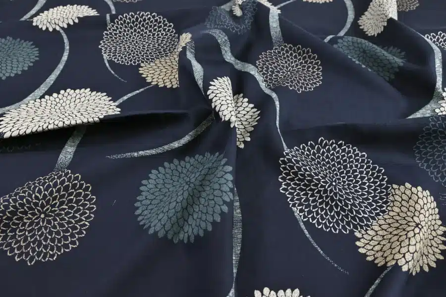 Tissu Japonais chrysanthèmes pompons fond bleu marine, drapé à plat