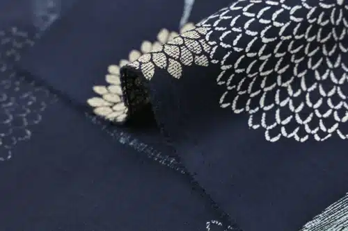 Tissu Japonais chrysanthèmes pompons fond bleu marine, détail du pli et de la lisière