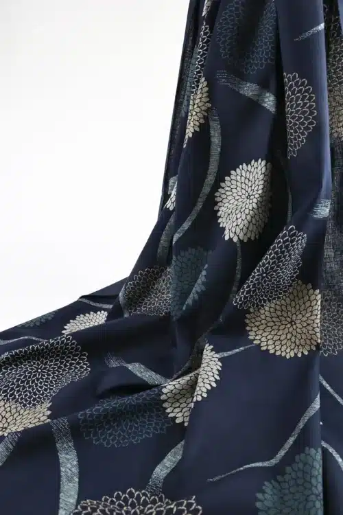 Tissu Japonais chrysanthèmes pompons fond bleu marine, drapé suspendu