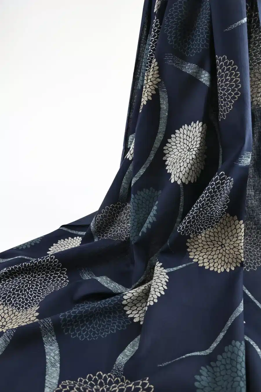 Tissu Japonais chrysanthèmes pompons fond bleu marine, drapé suspendu