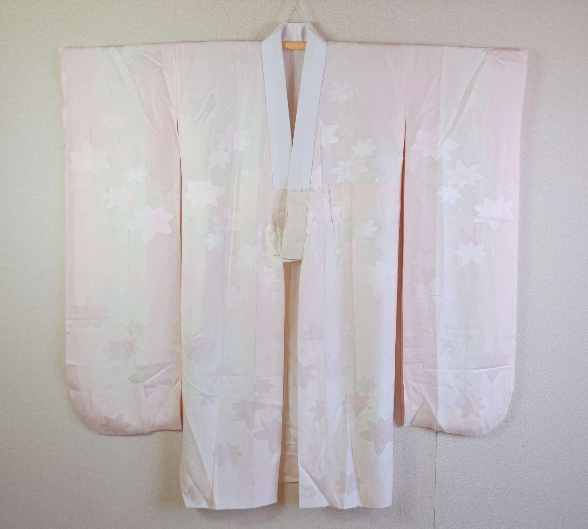 Nagajuban Furisode rose clair aux feuilles Momiji